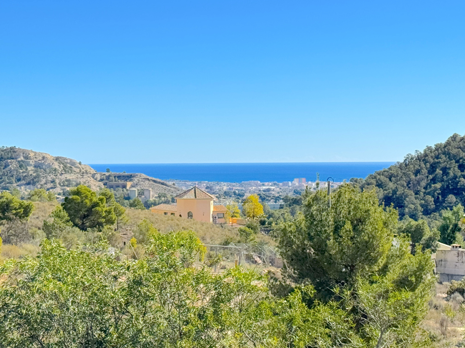 SPECTACULAIRE VILLA RUSTIQUE AVEC VUE SUR LA MER ET GRAND TERRAIN