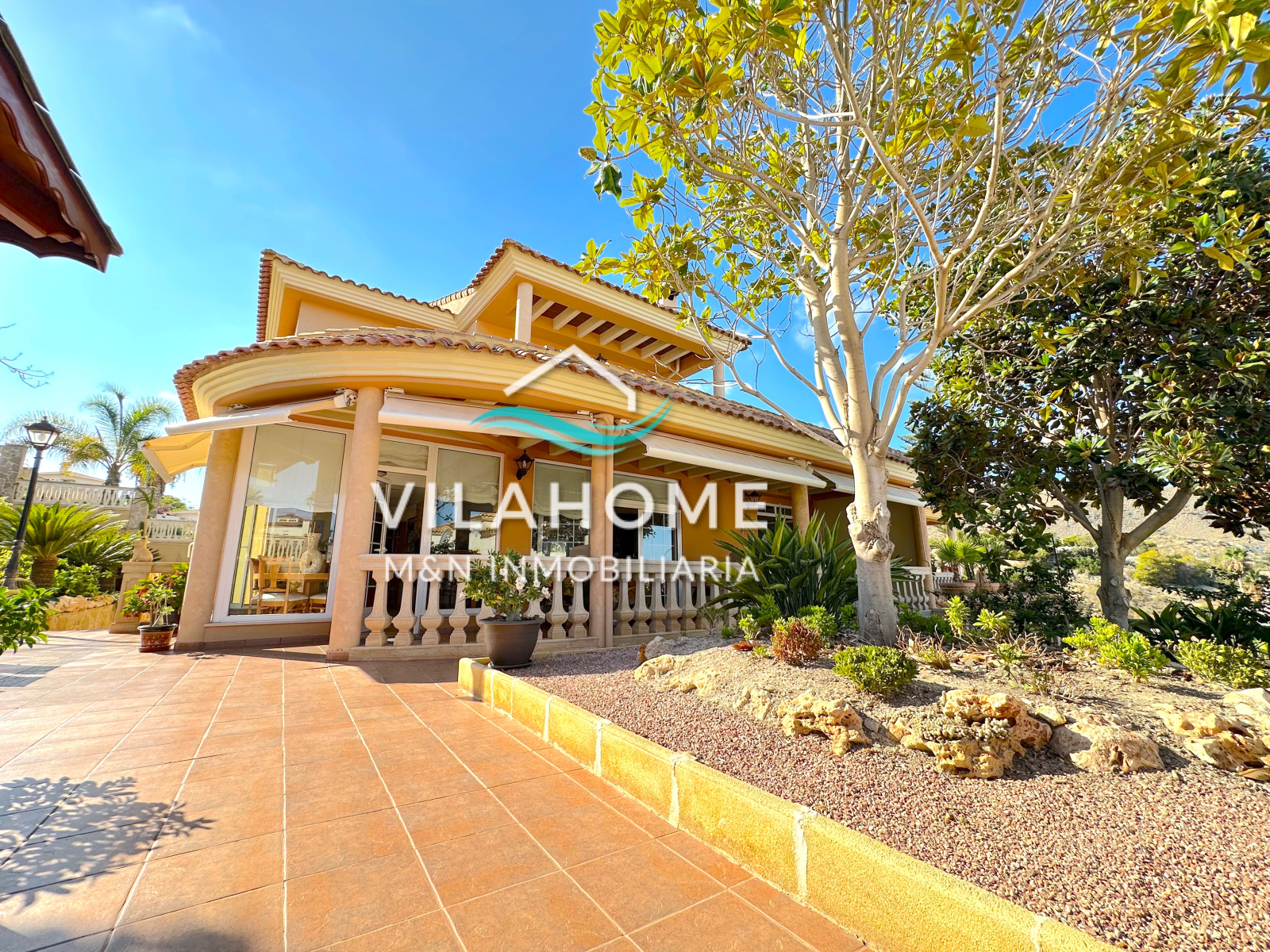 Exclusiva Villa en El Campello con Vistas al Mar y la Montaña